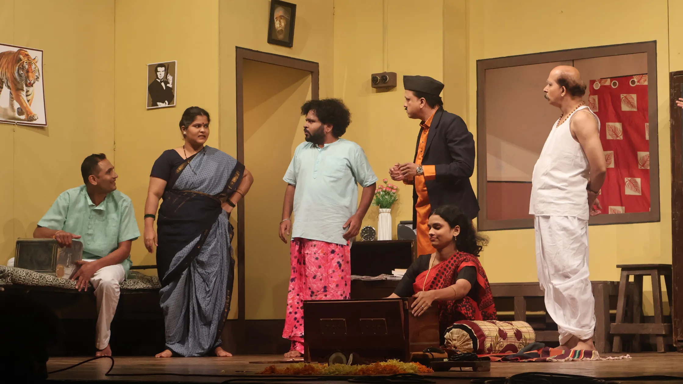 Read more about the article Saujanyachi Aishi Taishi Marathi Play Review – Title Song by Global Hit Dobly Walya Singer!