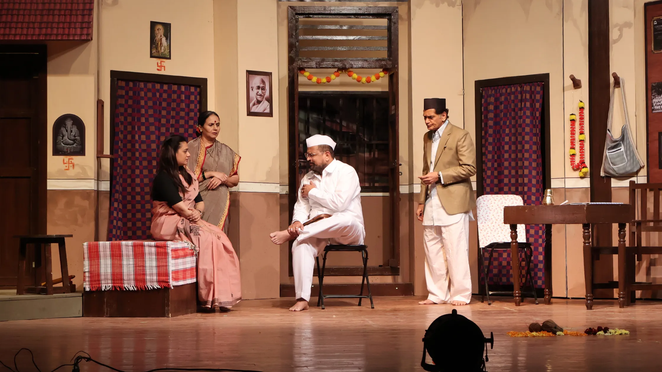 Read more about the article Purush Natak Review – Now Watch The Old Time Hit Back After 40 Years, But With A Twist !